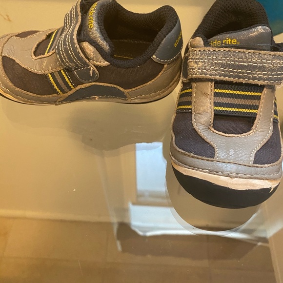 Stride Rite size 5.5 - Picture 2 of 3